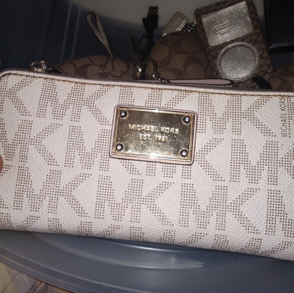 Michael Kors Handbags - Michael Kors wallet Michael Kors Handbags - Michael Kors wallet